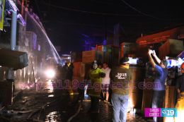 Fuerte incendio deja varias tiendas y tramos quemados en el Mercado Orienta