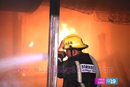 Fuerte incendio deja varias tiendas y tramos quemados en el Mercado Orienta