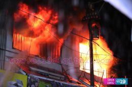Fuerte incendio deja varias tiendas y tramos quemados en el Mercado Orienta