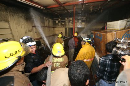 Labores de escombreo tras fuerte incendio en el Mercado Oriental