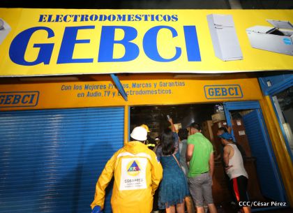 Labores de escombreo tras fuerte incendio en el Mercado Oriental