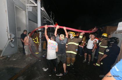 Labores de escombreo tras fuerte incendio en el Mercado Oriental