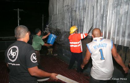 Labores de escombreo tras fuerte incendio en el Mercado Oriental