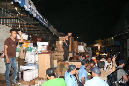 Labores de escombreo tras fuerte incendio en el Mercado Oriental