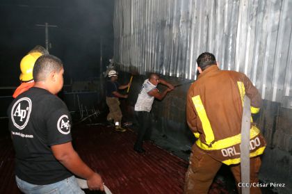 Labores de escombreo tras fuerte incendio en el Mercado Oriental