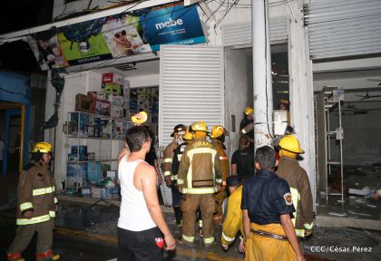 Labores de escombreo tras fuerte incendio en el Mercado Oriental