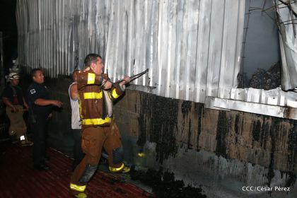 Labores de escombreo tras fuerte incendio en el Mercado Oriental