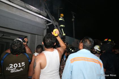 Labores de escombreo tras fuerte incendio en el Mercado Oriental