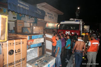 Labores de escombreo tras fuerte incendio en el Mercado Oriental