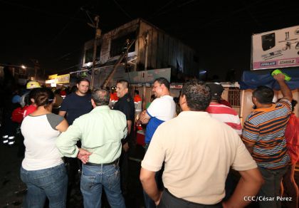 Labores de escombreo tras fuerte incendio en el Mercado Oriental