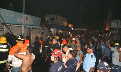 Labores de escombreo tras fuerte incendio en el Mercado Oriental