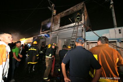 Labores de escombreo tras fuerte incendio en el Mercado Oriental