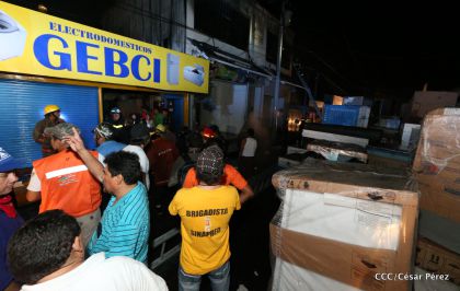 Labores de escombreo tras fuerte incendio en el Mercado Oriental