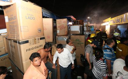 Labores de escombreo tras fuerte incendio en el Mercado Oriental