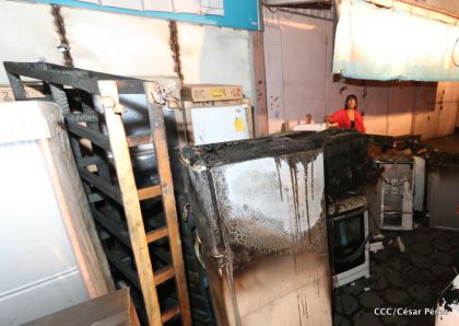 Labores de escombreo tras fuerte incendio en el Mercado Oriental