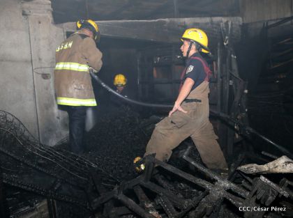 Labores de escombreo tras fuerte incendio en el Mercado Oriental
