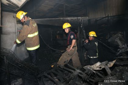 Labores de escombreo tras fuerte incendio en el Mercado Oriental