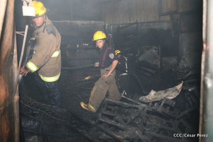 Labores de escombreo tras fuerte incendio en el Mercado Oriental