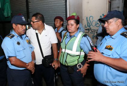 Labores de escombreo tras fuerte incendio en el Mercado Oriental