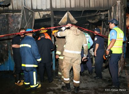 Labores de escombreo tras fuerte incendio en el Mercado Oriental