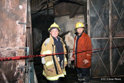 Labores de escombreo tras fuerte incendio en el Mercado Oriental