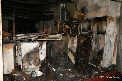 Labores de escombreo tras fuerte incendio en el Mercado Oriental