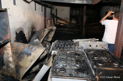 Labores de escombreo tras fuerte incendio en el Mercado Oriental