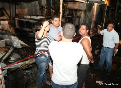Labores de escombreo tras fuerte incendio en el Mercado Oriental