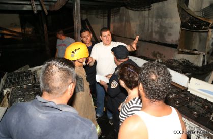 Labores de escombreo tras fuerte incendio en el Mercado Oriental