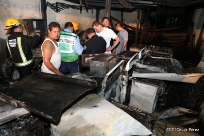 Labores de escombreo tras fuerte incendio en el Mercado Oriental