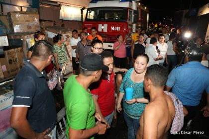 Labores de escombreo tras fuerte incendio en el Mercado Oriental
