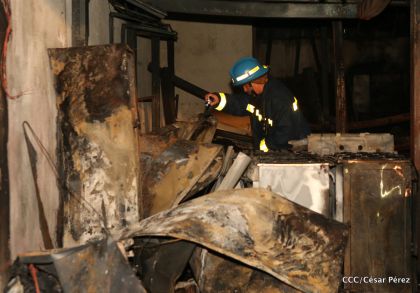 Labores de escombreo tras fuerte incendio en el Mercado Oriental