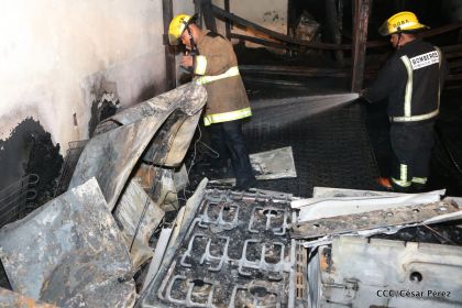 Labores de escombreo tras fuerte incendio en el Mercado Oriental