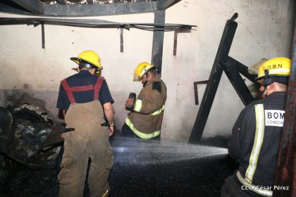 Labores de escombreo tras fuerte incendio en el Mercado Oriental