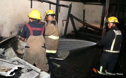 Labores de escombreo tras fuerte incendio en el Mercado Oriental