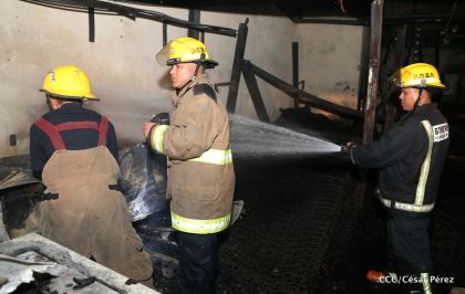 Labores de escombreo tras fuerte incendio en el Mercado Oriental