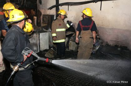 Labores de escombreo tras fuerte incendio en el Mercado Oriental