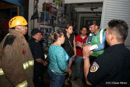 Labores de escombreo tras fuerte incendio en el Mercado Oriental