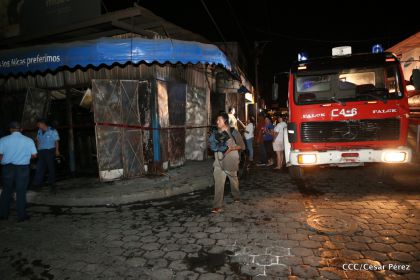 Labores de escombreo tras fuerte incendio en el Mercado Oriental