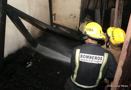Labores de escombreo tras fuerte incendio en el Mercado Oriental