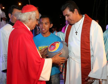 Juventud católica celebra efusivo homenaje al Cardenal Brenes