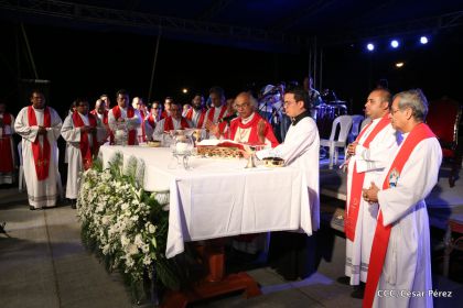 Juventud católica celebra efusivo homenaje al Cardenal Brenes