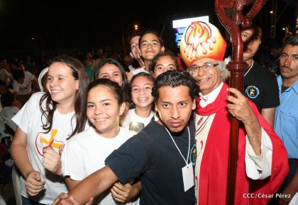 Juventud católica celebra efusivo homenaje al Cardenal Brenes