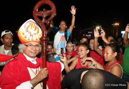Juventud católica celebra efusivo homenaje al Cardenal Brenes