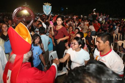 Juventud católica celebra efusivo homenaje al Cardenal Brenes