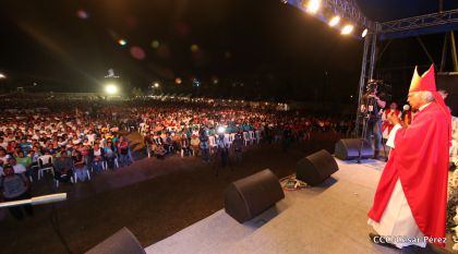 Juventud católica celebra efusivo homenaje al Cardenal Brenes
