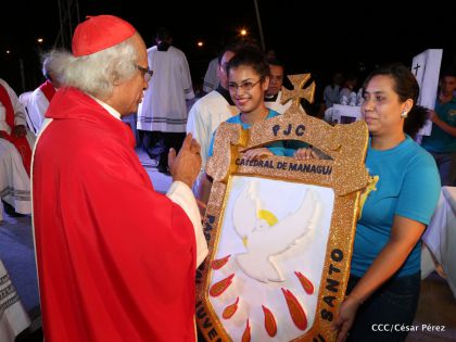 Juventud católica celebra efusivo homenaje al Cardenal Brenes