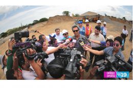 Denis Martínez visita Estadio Nacional de Béisbol