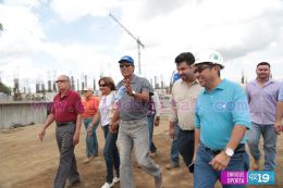 Denis Martínez visita Estadio Nacional de Béisbol
