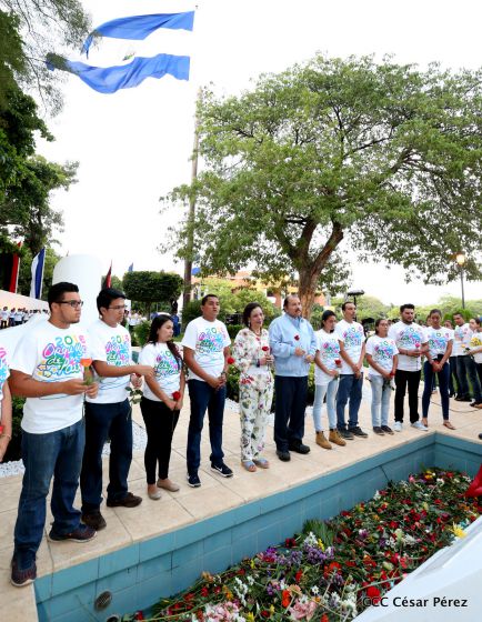 Daniel y Rosario rinden homenaje al Comandante Carlos Fonseca en su 80 Natalicio